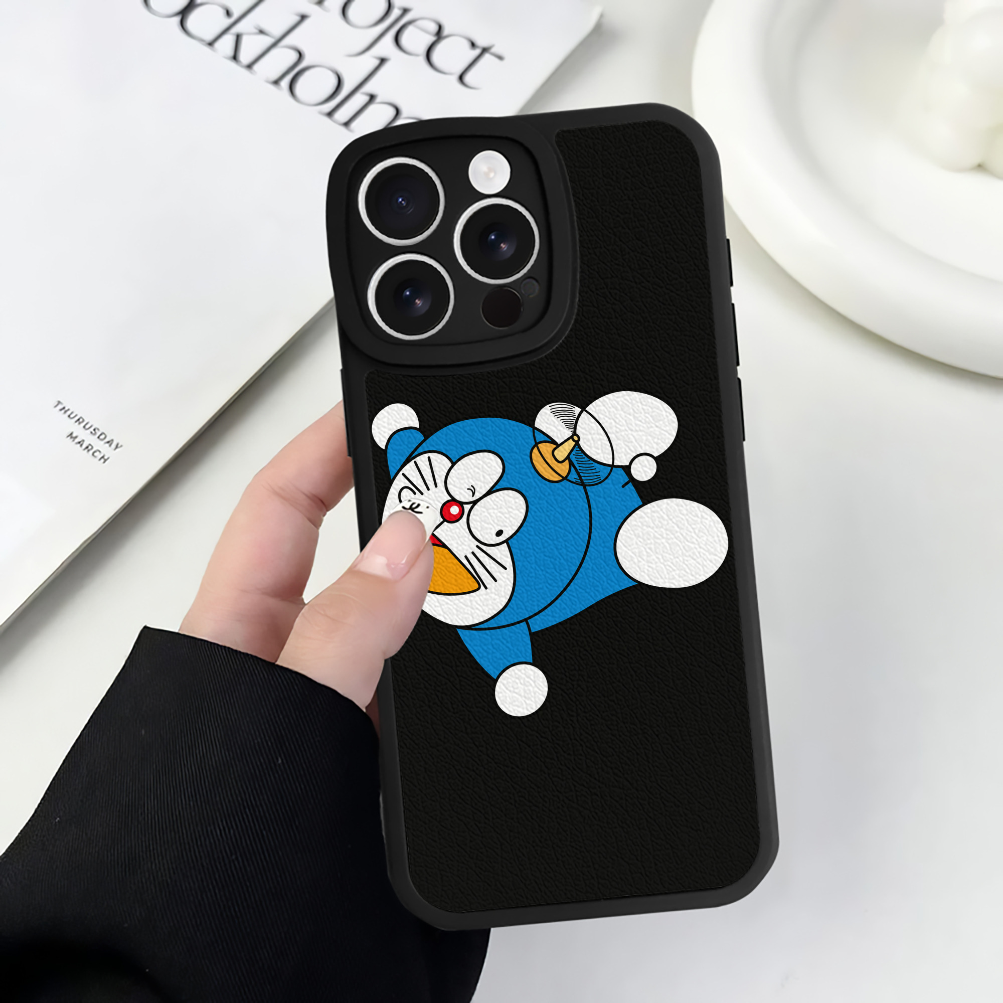 （画像用） ドラえもん Doraemon 【iPhone 16シリーズ対応】シリコンスマホケース（レザー調） 材質：シリコン